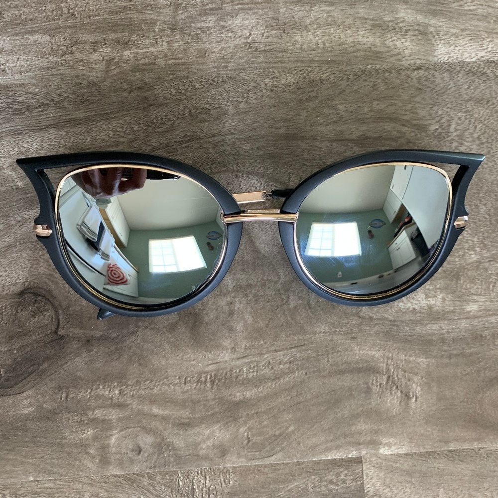 Cat eye reflecting sunglasses
